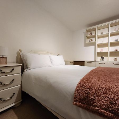 Elmdon House With 4 Spacious Bedrooms To Choose برمنغهام المظهر الخارجي الصورة
