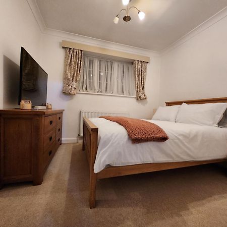 Elmdon House With 4 Spacious Bedrooms To Choose برمنغهام المظهر الخارجي الصورة