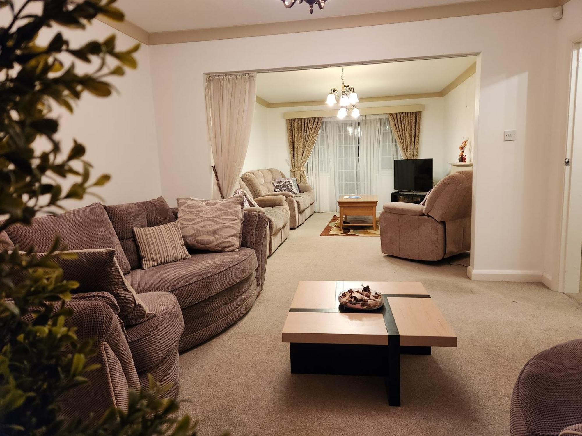 Elmdon House With 4 Spacious Bedrooms To Choose برمنغهام المظهر الخارجي الصورة